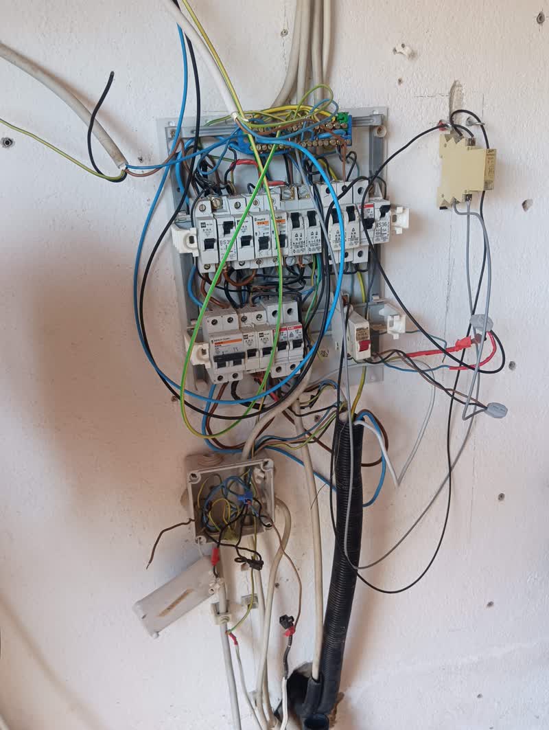 Cuadro eléctrico que NO cumple la normativa